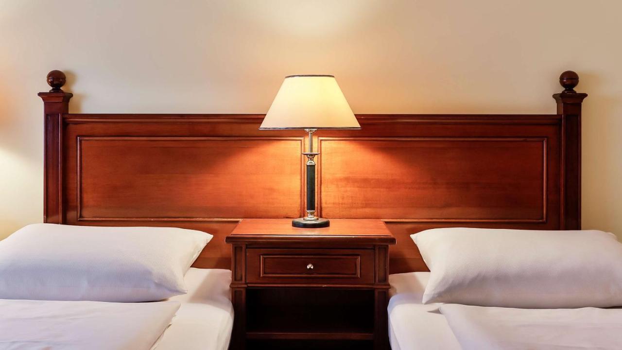Dorint Marc Aurel Spa & Golf Resort Bad Goegging Ngoại thất bức ảnh